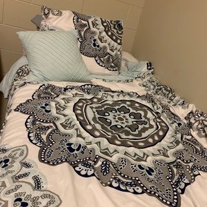 PERFECT FOR COLLEGE STUDENTS. Twin XL set